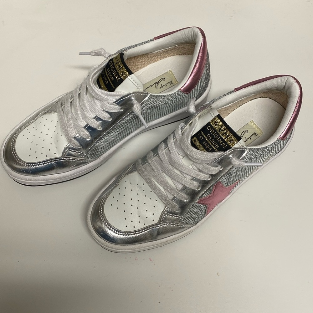Beautiful pair of shoes. SILVER-ROSE GOLD.